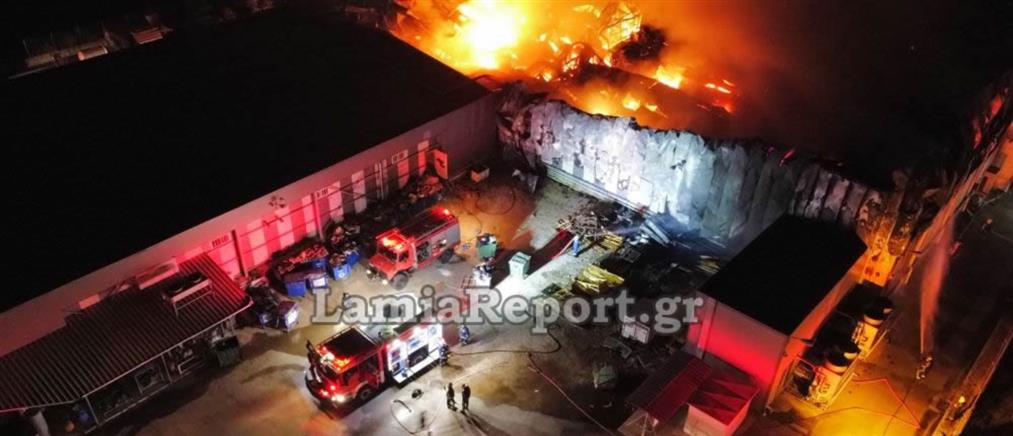 Λαμία: Κάηκε ολοσχερώς το εργοστάσιο με σχολικά γεύματα (βίντεο)