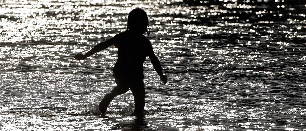 Δραματική διάσωση 6χρονης από τη θάλασσα – Κόπηκε το σχοινί που την τραβούσαν