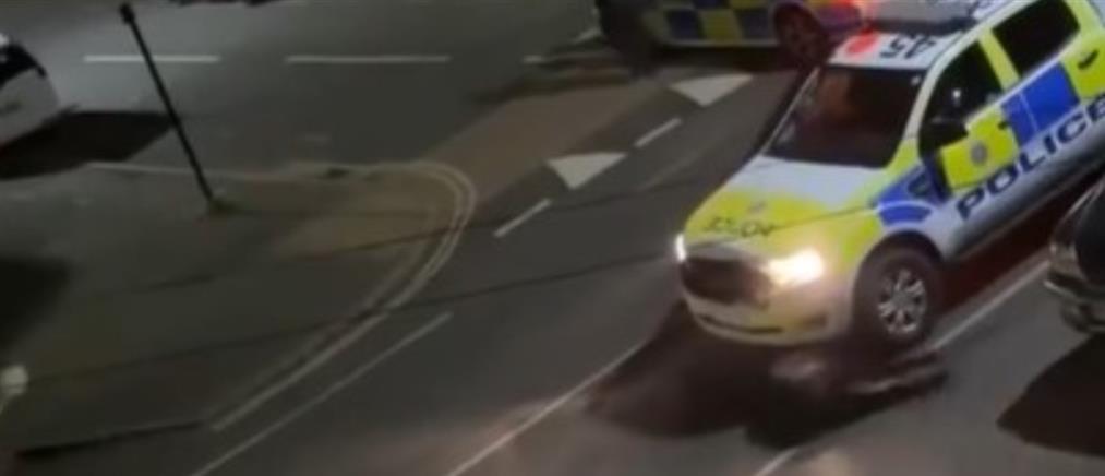 Βρετανία: Οργή για τον αστυνομικό που χτύπησε αγελάδα με το περιπολικό του (βίντεο)
