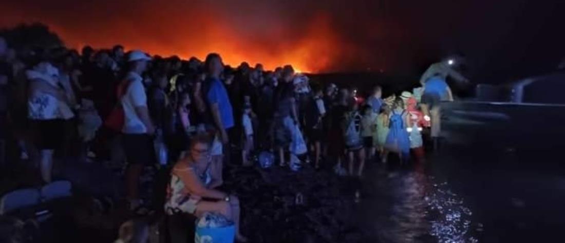 Φωτιά στην Ρόδο: “πύρινος εφιάλτης” για κατοίκους και τουρίστες (εικόνες)