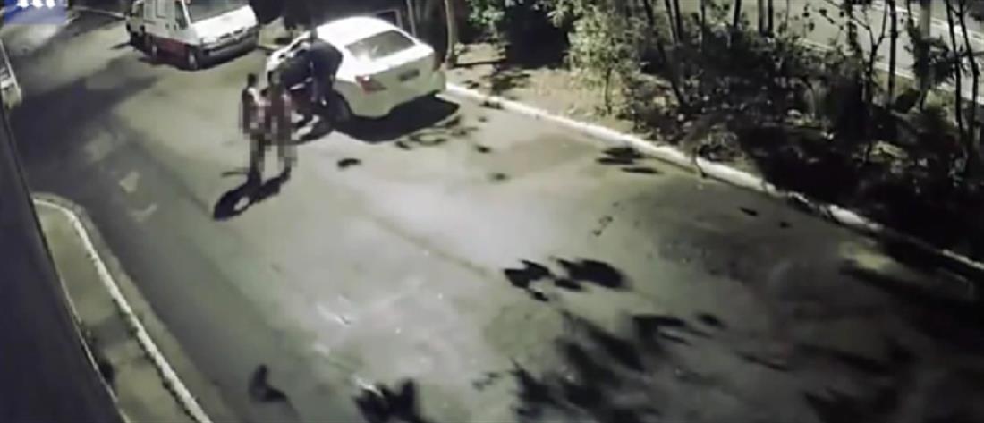 Τους έκλεψαν το αυτοκίνητο ενώ έκαναν σεξ και τους άφησαν γυμνούς στο δρόμο (βίντεο)
