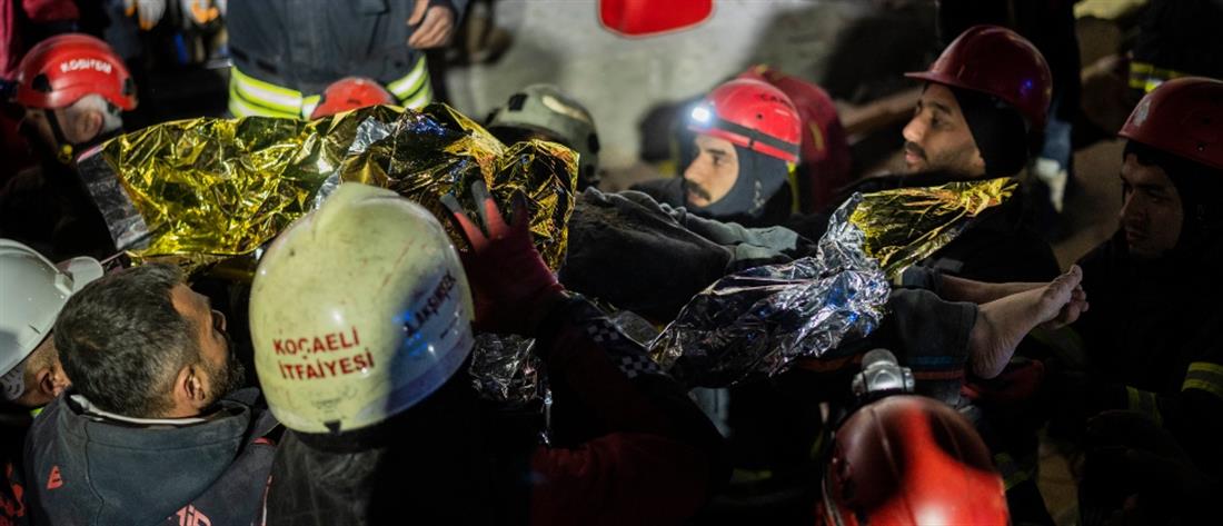 Σεισμός στην Τουρκία: Συγκλονίζουν οι διασώσεις στα χαλάσματα (βίντεο)