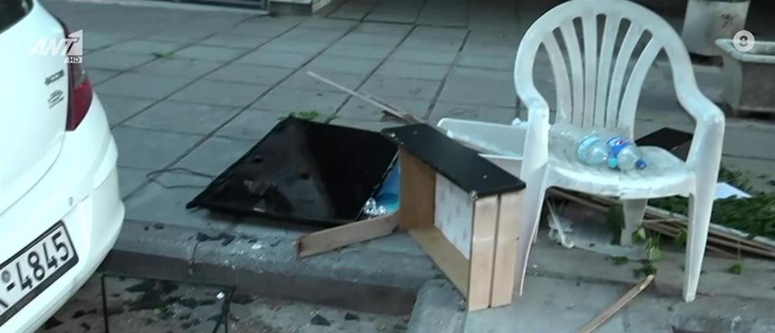 Θεσσαλονίκη: Σε κατάσταση αμόκ πετούσε τα πράγματα του σπιτιού από το μπαλκόνι (εικόνες)