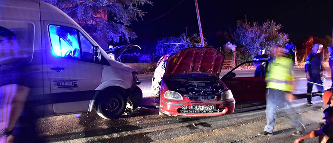 Ναύπλιο - Τροχαίο: τραυματίες σε σύγκρουση αυτοκινήτου με βαν (εικόνες)