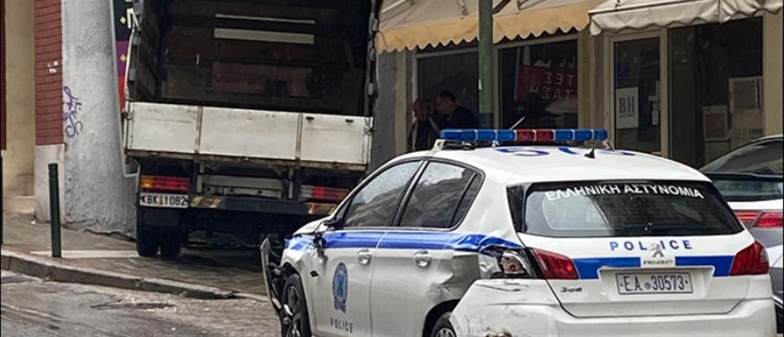 Καβάλα - Τροχαίο: Φορτηγό ανεξέλεγκτο έπεσε πάνω σε περιπολικό (εικόνες)