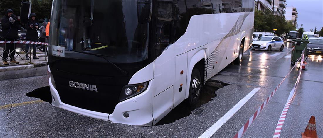 “Μπάλλος” - Θεσσαλονίκη: Λεωφορείο έπεσε σε τρύπα 5 μέτρων (εικόνες)