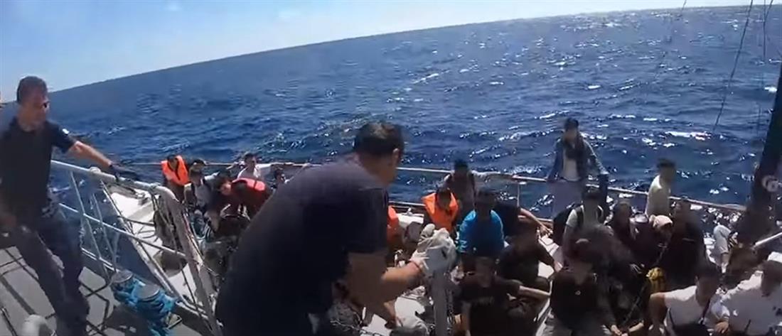 Κεφαλονιά: Συλλήψεις μετά τη διάσωση μεταναστών από το Λιμενικό - Βίντεο από την επιχείρηση