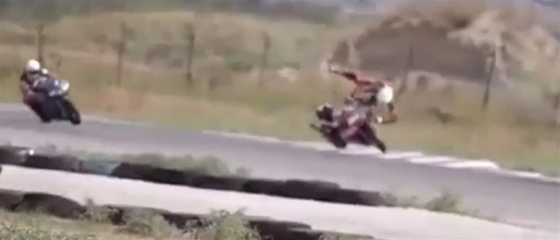 Μέγαρα - Ατύχημα με μηχανή: ο τραυματίας μεταφέρθηκε με παπάκι! (βίντεο)