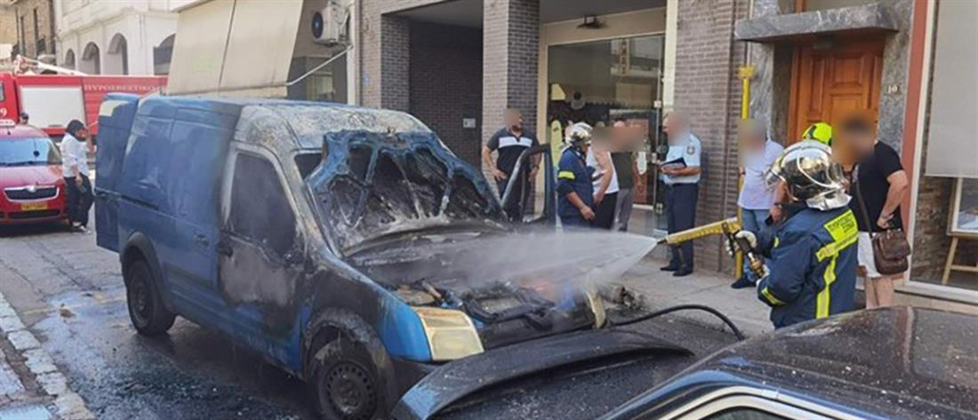 Λαμία: Αυτοκίνητο τυλίχτηκε στις φλόγες στο κέντρο της πόλης (βίντεο)