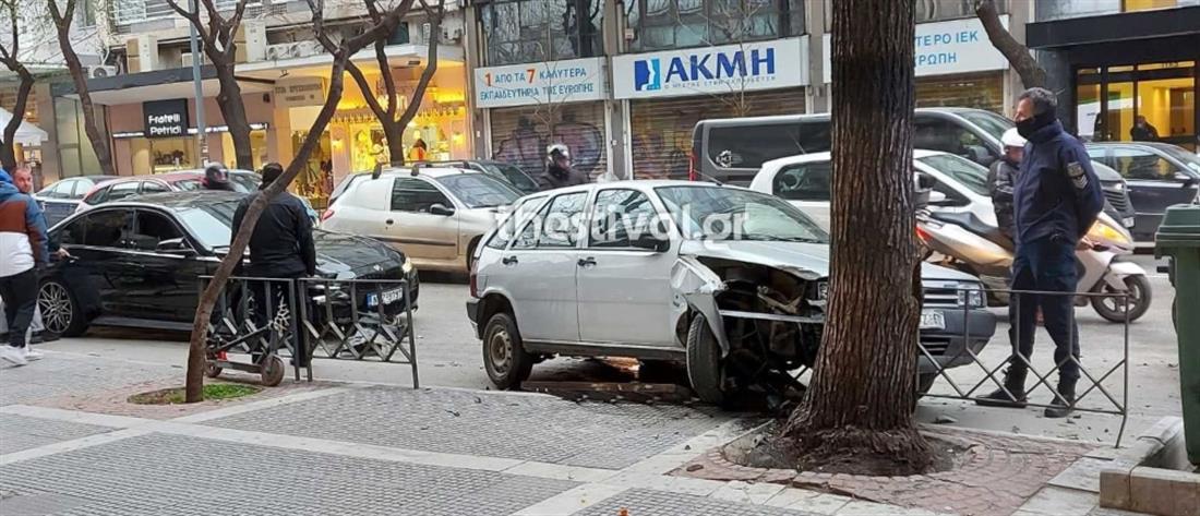 Τροχαίο στην Θεσσαλονίκη: Αυτοκίνητο καρφώθηκε στα προστατεύτηκα κάγκελα