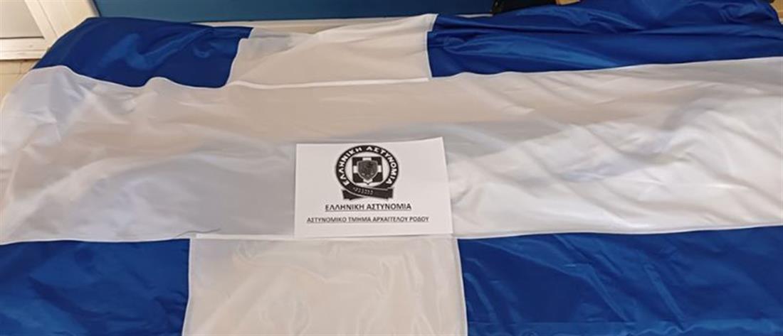 Χαράκι: Ολλανδοί κατέβασαν την ελληνική σημαία που ύψωσε ο Γιώργος Γιαννιάς (εικόνες)