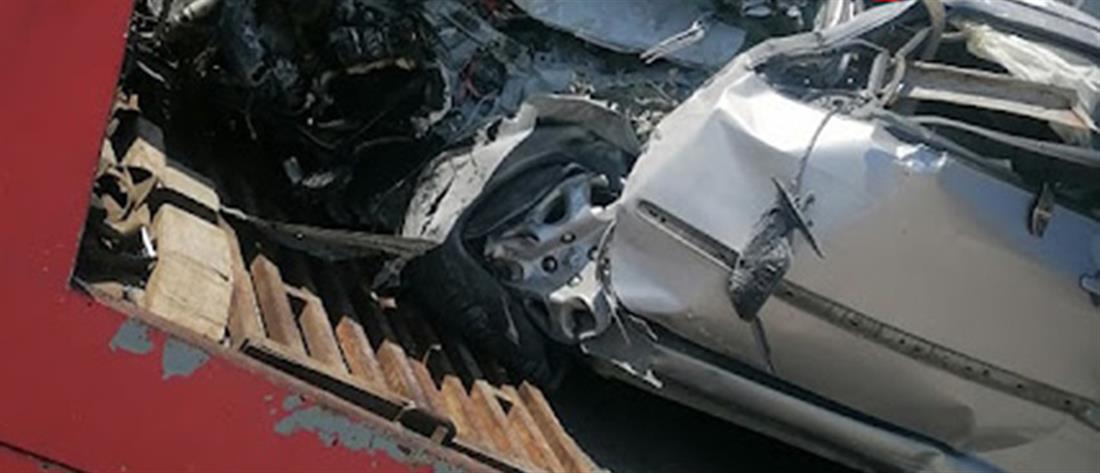 Τροχαίο: Νεκρός οδηγός που “καρφώθηκε” σε μάντρα (εικόνες)