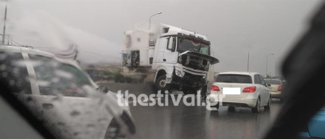 Τροχαίο - Θεσσαλονίκη: Εκτροπή φορτηγού στο Δερβένι (εικόνες)