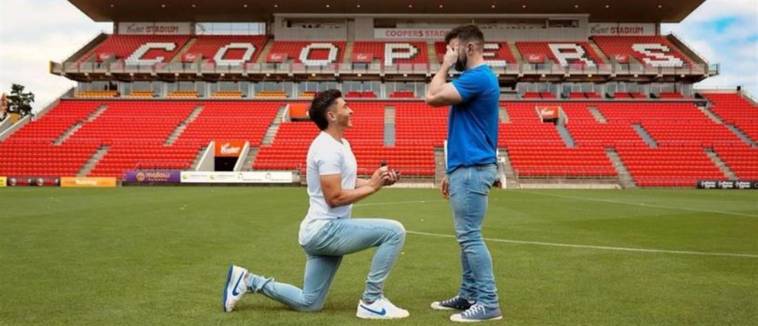 Ποδοσφαιριστής κάνει πρόταση γάμου στον αγαπημένο του... στην μέση του γηπέδου