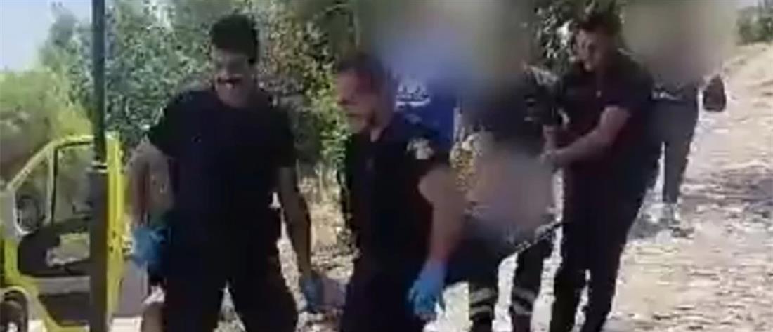 Καύσωνας “Cleon” - Ακρόπολη: Αστυνομικοί πήραν με φορείο τουρίστρια που κατέρρευσε (βίντεο)
