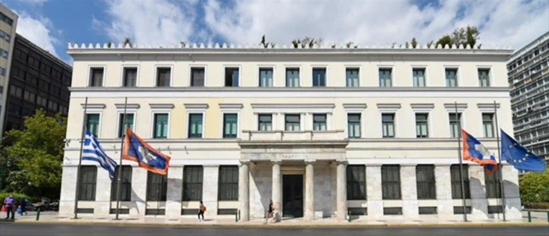 Μίκης Θεοδωράκης: Μεσίστιες οι σημαίες στο Δημαρχείο της Αθήνας