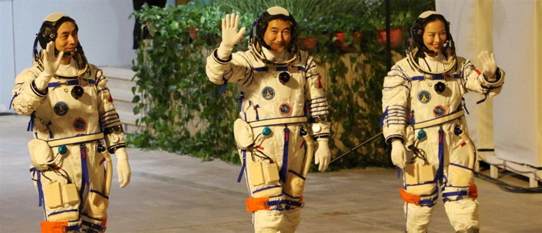 Ο κινεζικός διαστημικός σταθμός υποδέχθηκε τρεις αστροναύτες (βίντεο)