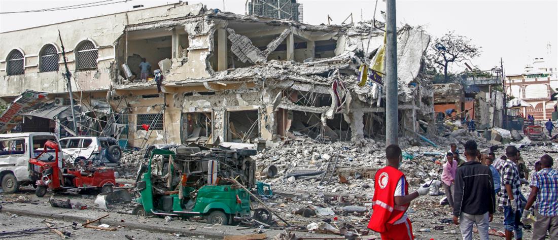 Σομαλία: “Λουτρό αίματος” από εκρήξεις έξω από το υπουργείο Παιδείας (εικόνες)