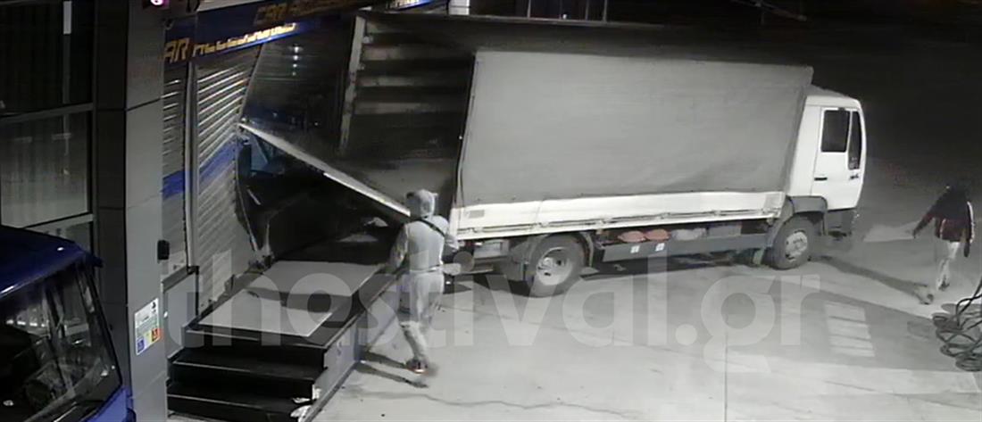 Θεσσαλονίκη: Διαρρήκτες έσπασαν την πόρτα βενζινάδικου με φορτηγό (εικόνες)
