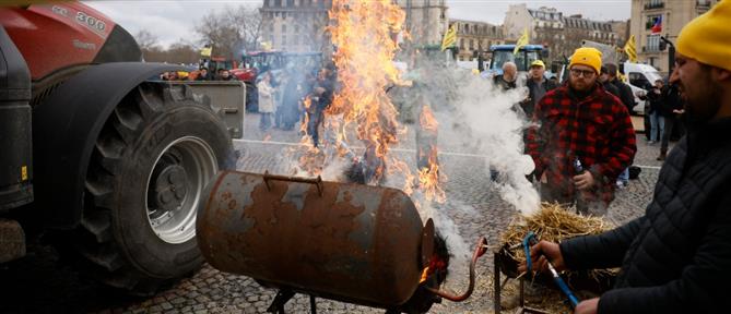 Γαλλία: “Εισβολή” αγροτών στο Παρίσι (εικόνες)