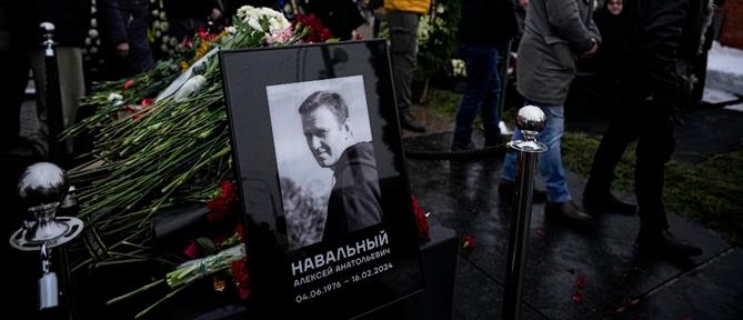Κηδεία Ναβάλνι: Χιλιάδες κόσμου τον αποχαιρέτησαν φωνάζοντας το όνομά του (εικόνες)