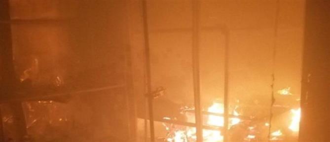 Ηλεία: Φωτιά σε αποθήκη όπου έμεναν εργάτες γης (εικόνες)