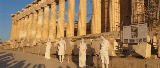 Ακρόπολη: Τουρίστες ντύθηκαν αρχαίοι Έλληνες και παρίσταναν τους ξεναγούς (εικόνες)