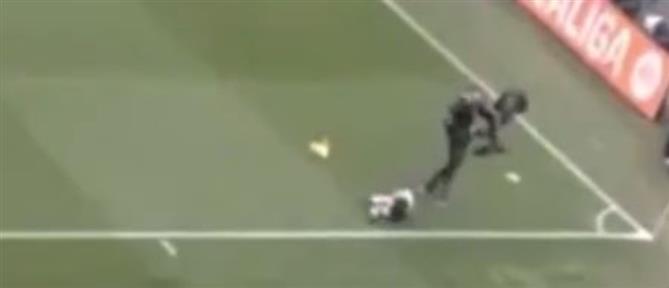 La Liga: Επόπτρια χτύπησε σε κάμερα ενώ πήγαινε να ελέγξει γκολ (βίντεο)