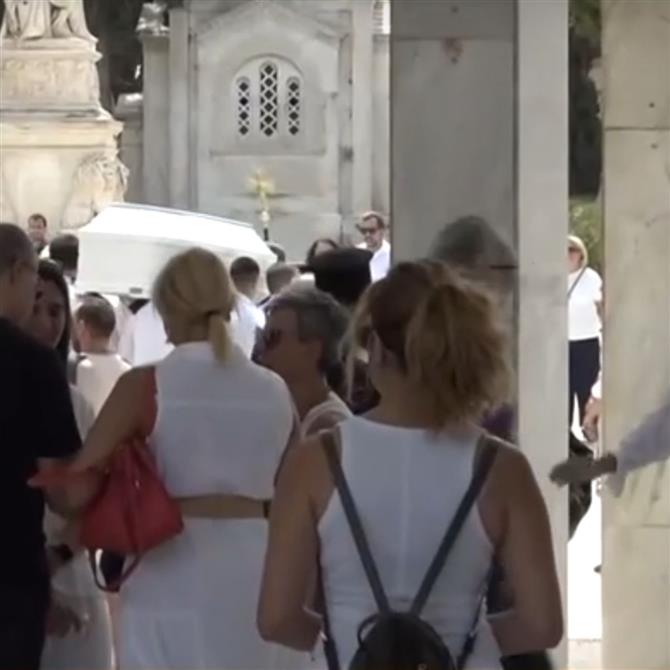 Ντέμη Γεωργίου: Της είπαν το τελευταίο "αντίο" ντυμένοι στα λευκά (Βίντεο)