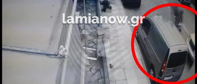 Τροχαίο - Λαμία: Ντιλιβεράς “εκτοξεύτηκε” μετά από πρόσκρουση σε αυτοκίνητο (βίντεο)
